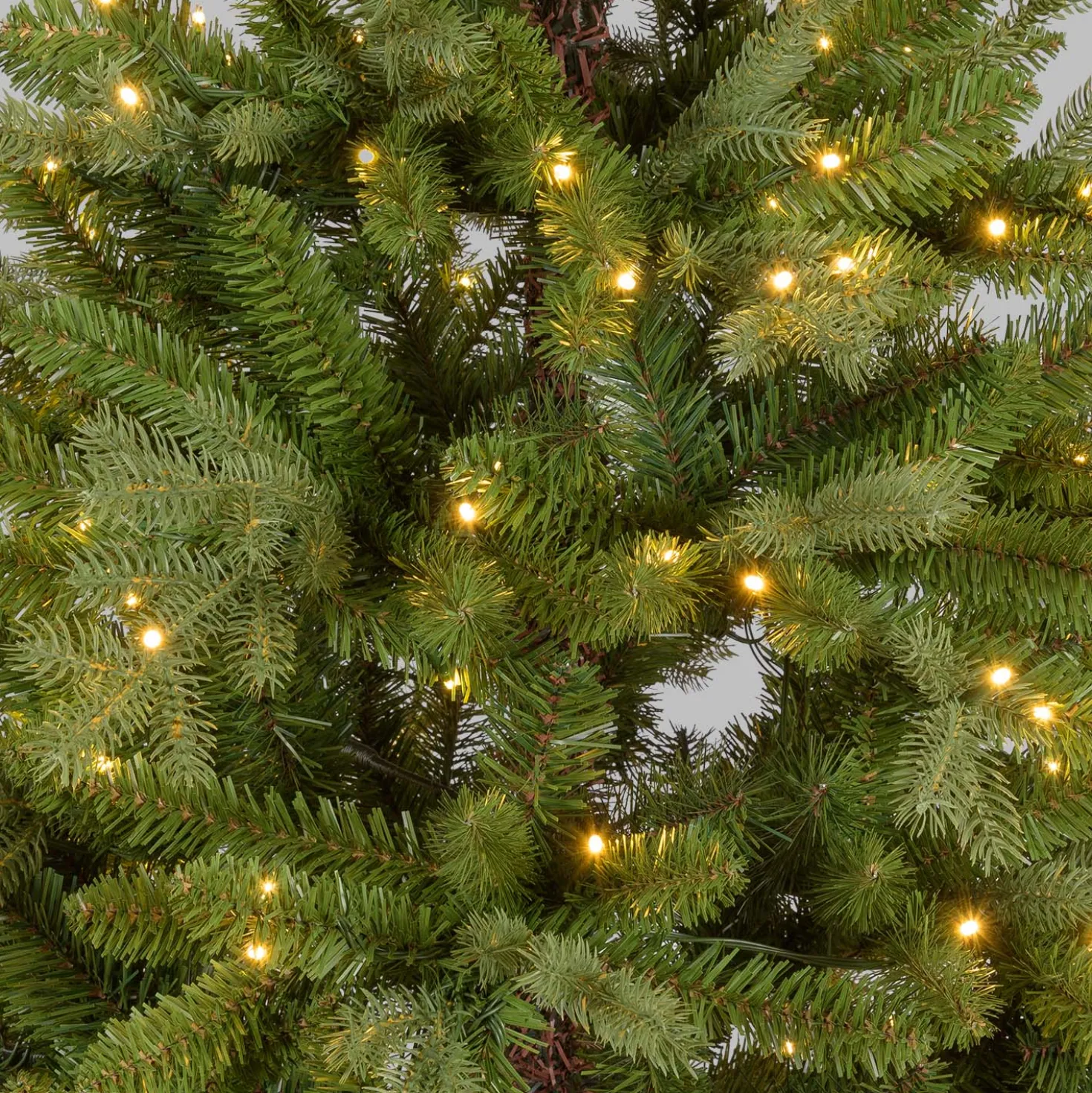 Albero Alpino in finto pino 240 cm, 710 led integrati bianco caldo
