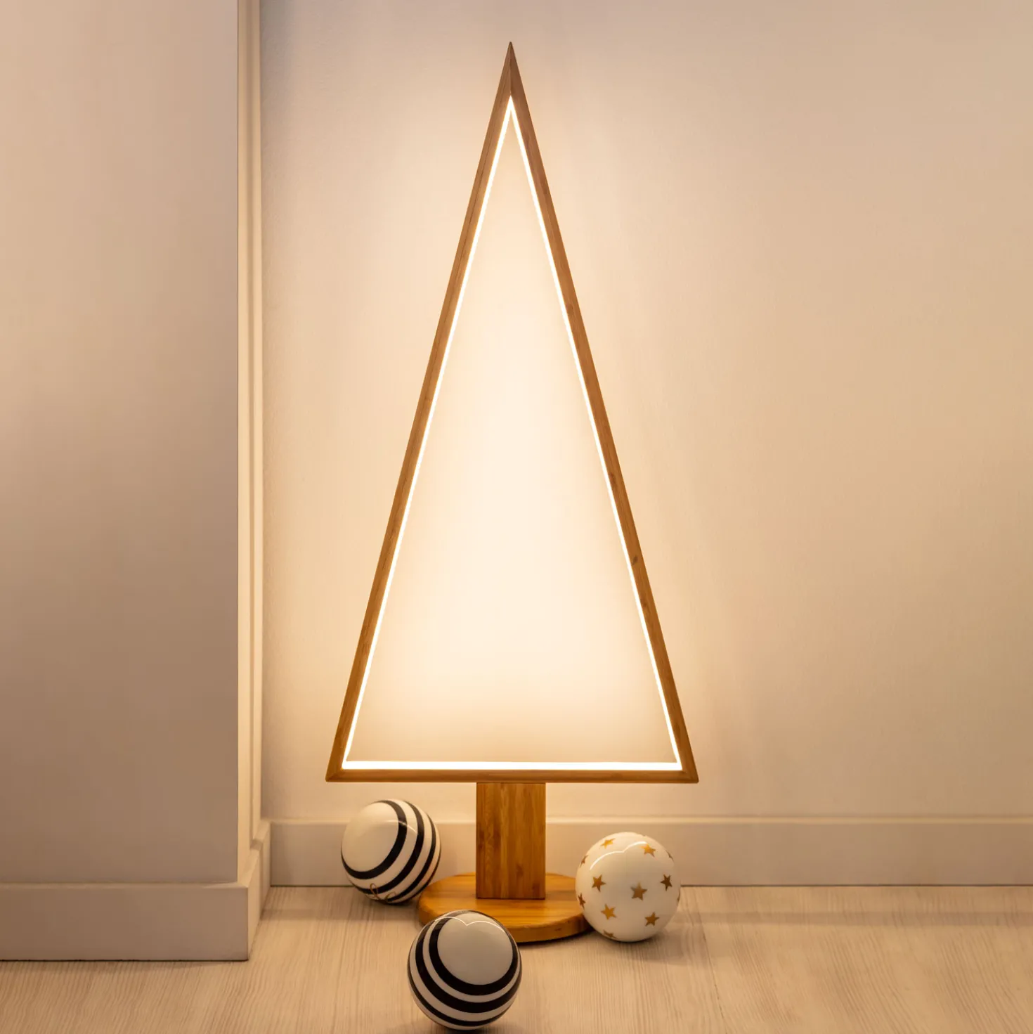 Albero di Natale triangolare in legno naturale, 75 cm, led bianco caldo, uso interno