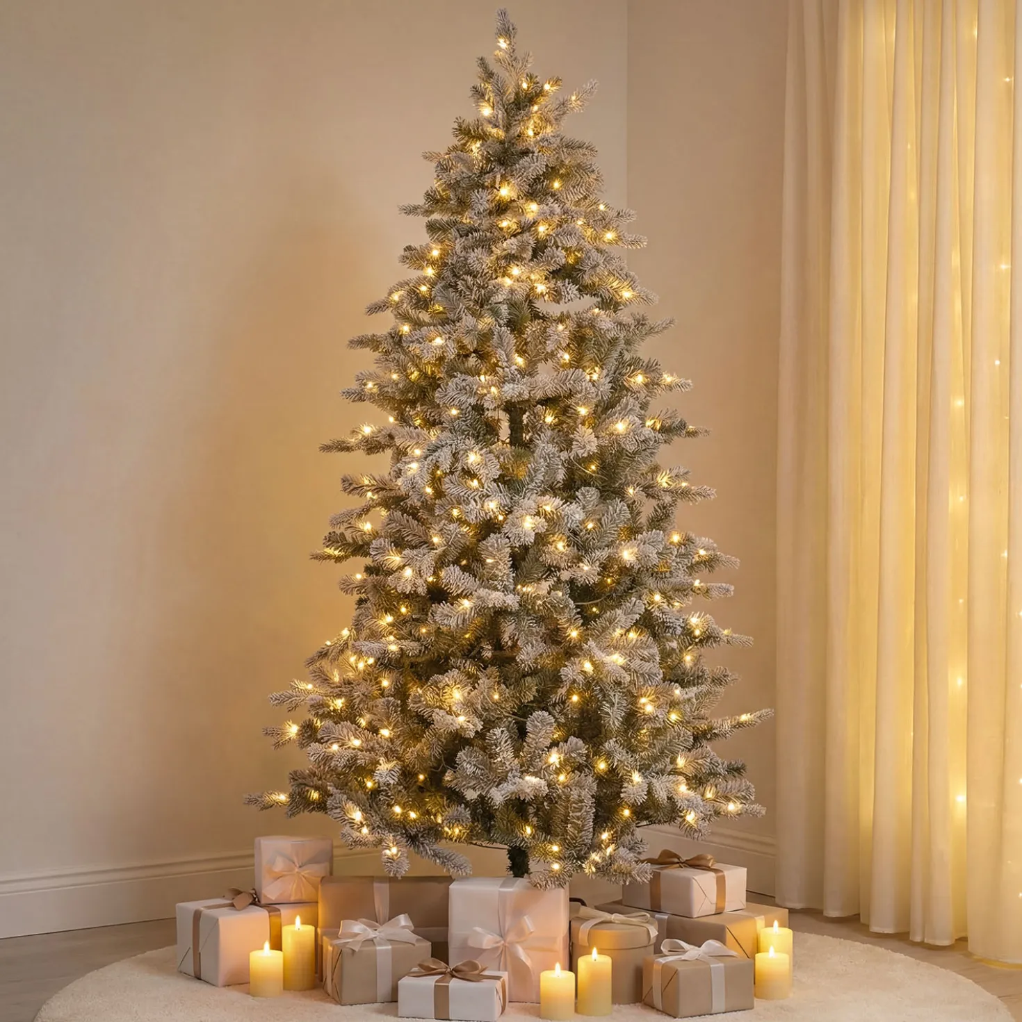 Albero Innevato in finto pino 210 cm, 500 led integrati bianco caldo