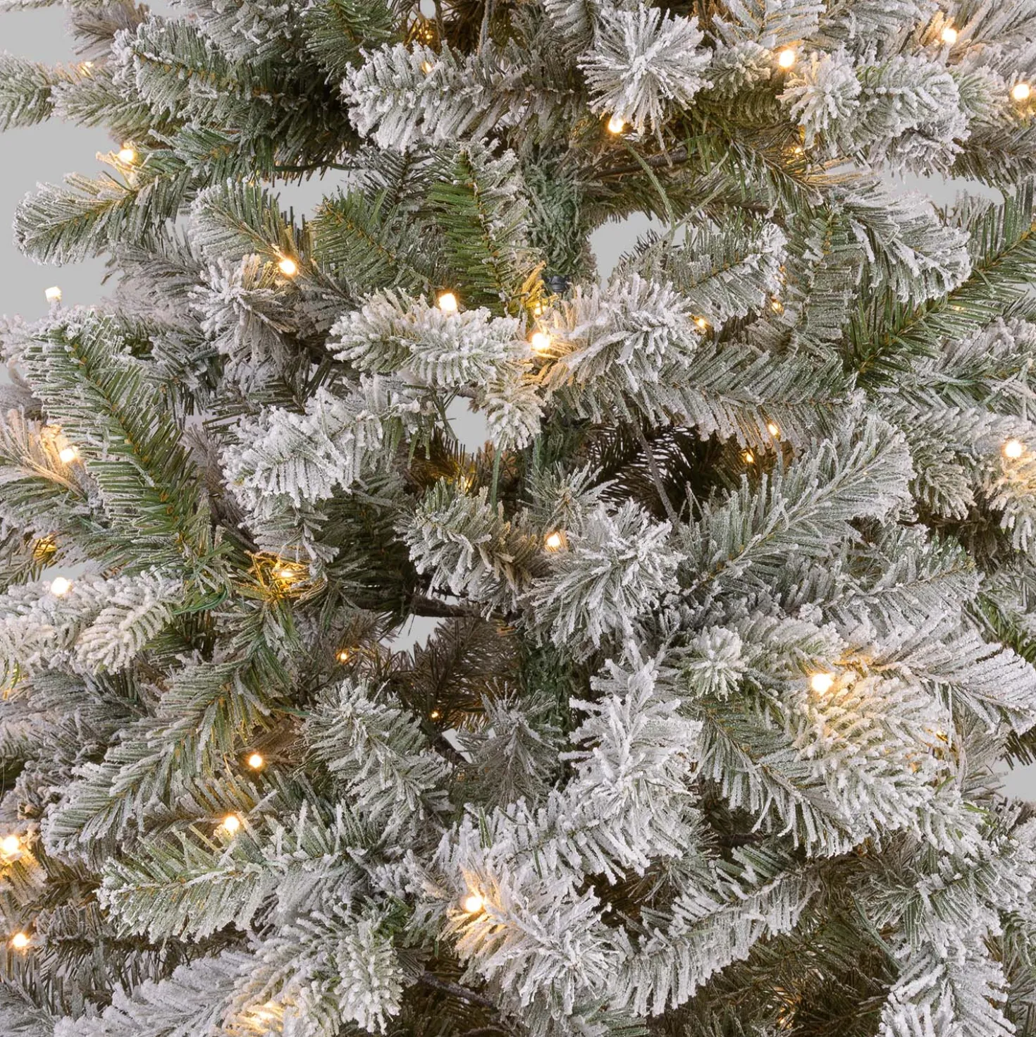 Albero Innevato in finto pino 240 cm, 710 led integrati bianco caldo
