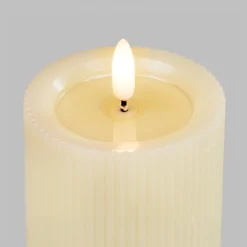 Candela Avorio a Coste per uso esterno, h 15 cm, Ø 7,5cm, fiamma 3D con stoppino ed effetto cera sciolta