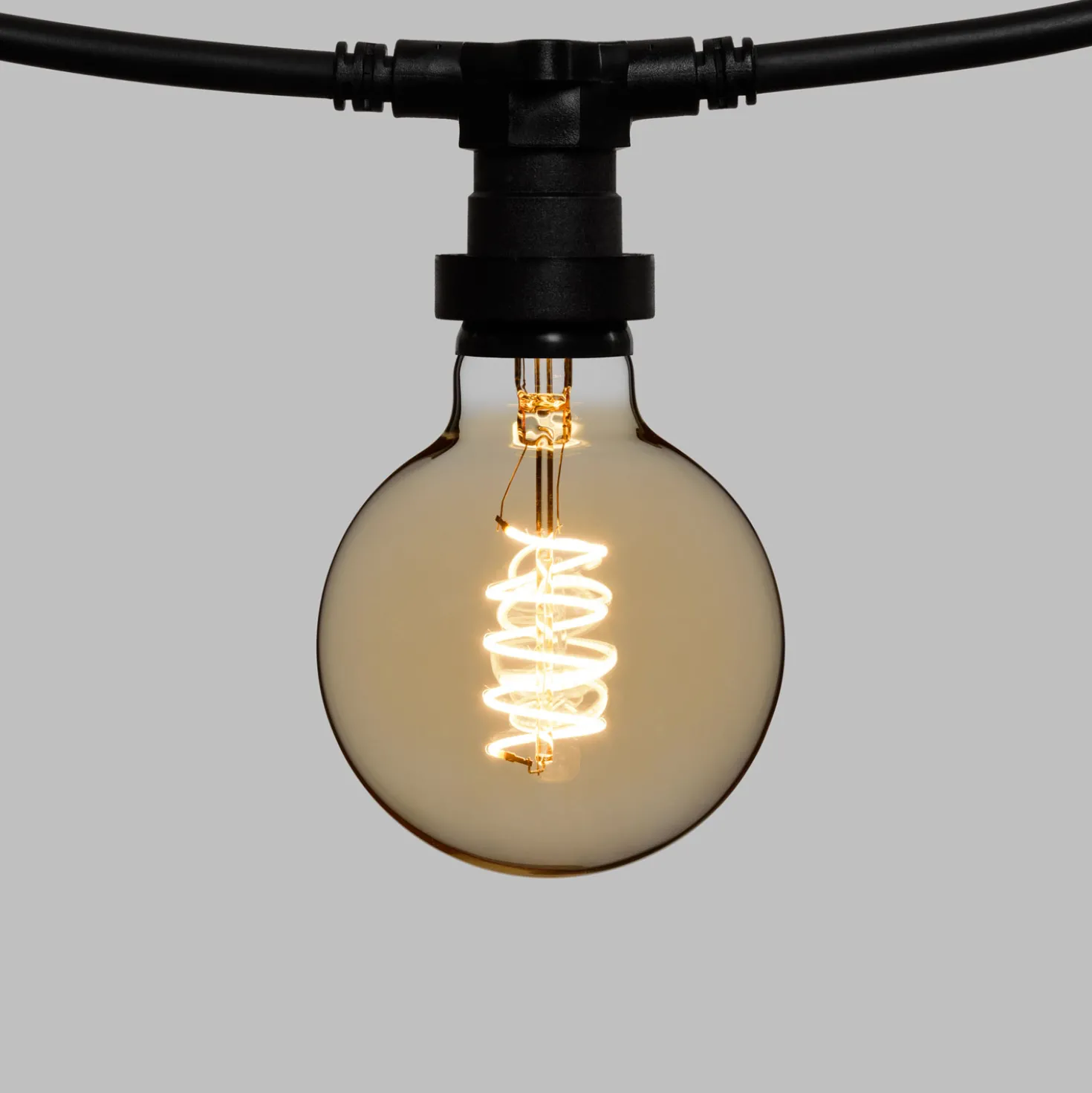 Catena 5 m, 16 lampadine globo Ø 95 mm di 4 Watt, led a spirale, cavo nero, prolungabile