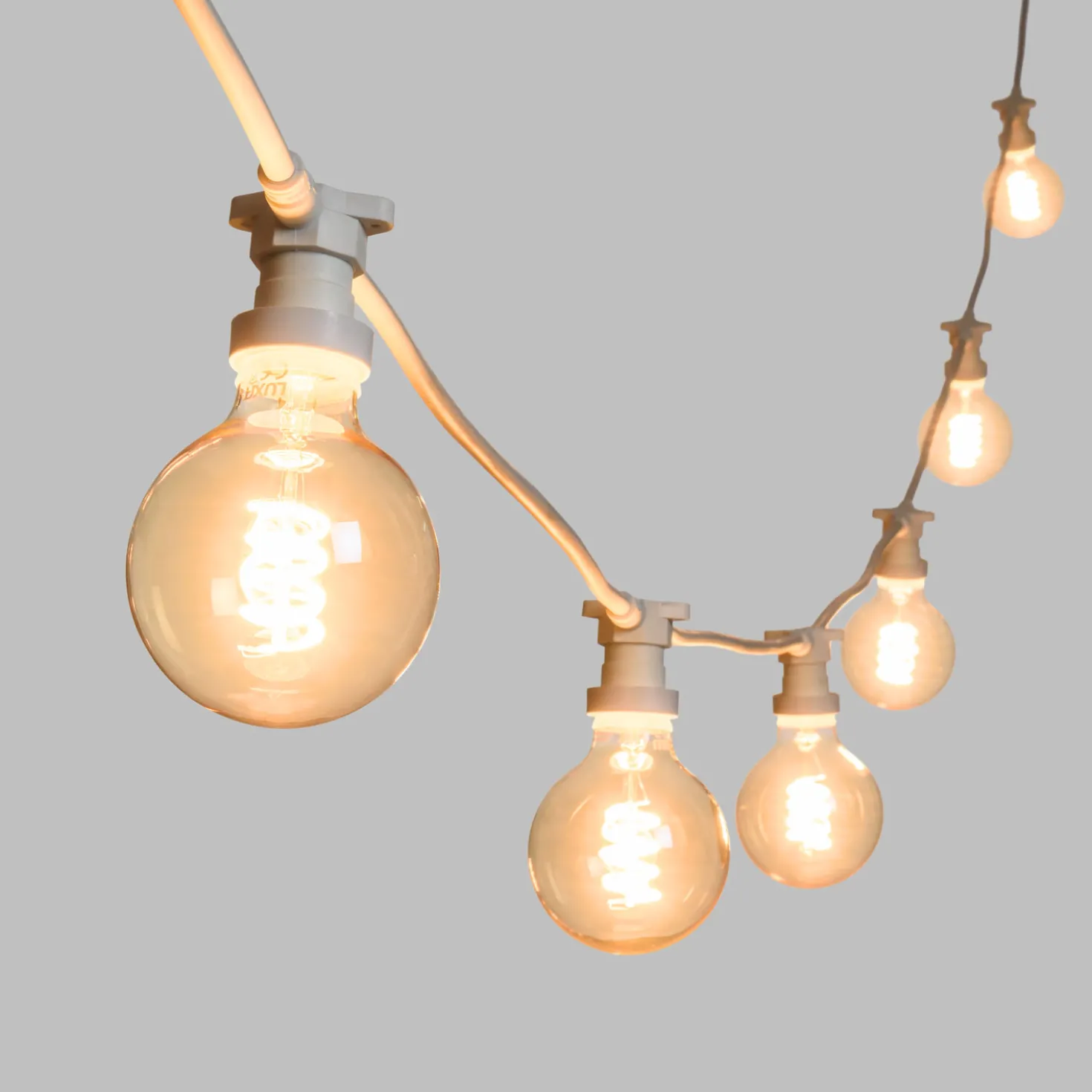 Catena 5 m, 8 lampadine globo Ø 95 mm di 4 Watt, led a spirale, cavo bianco, prolungabile