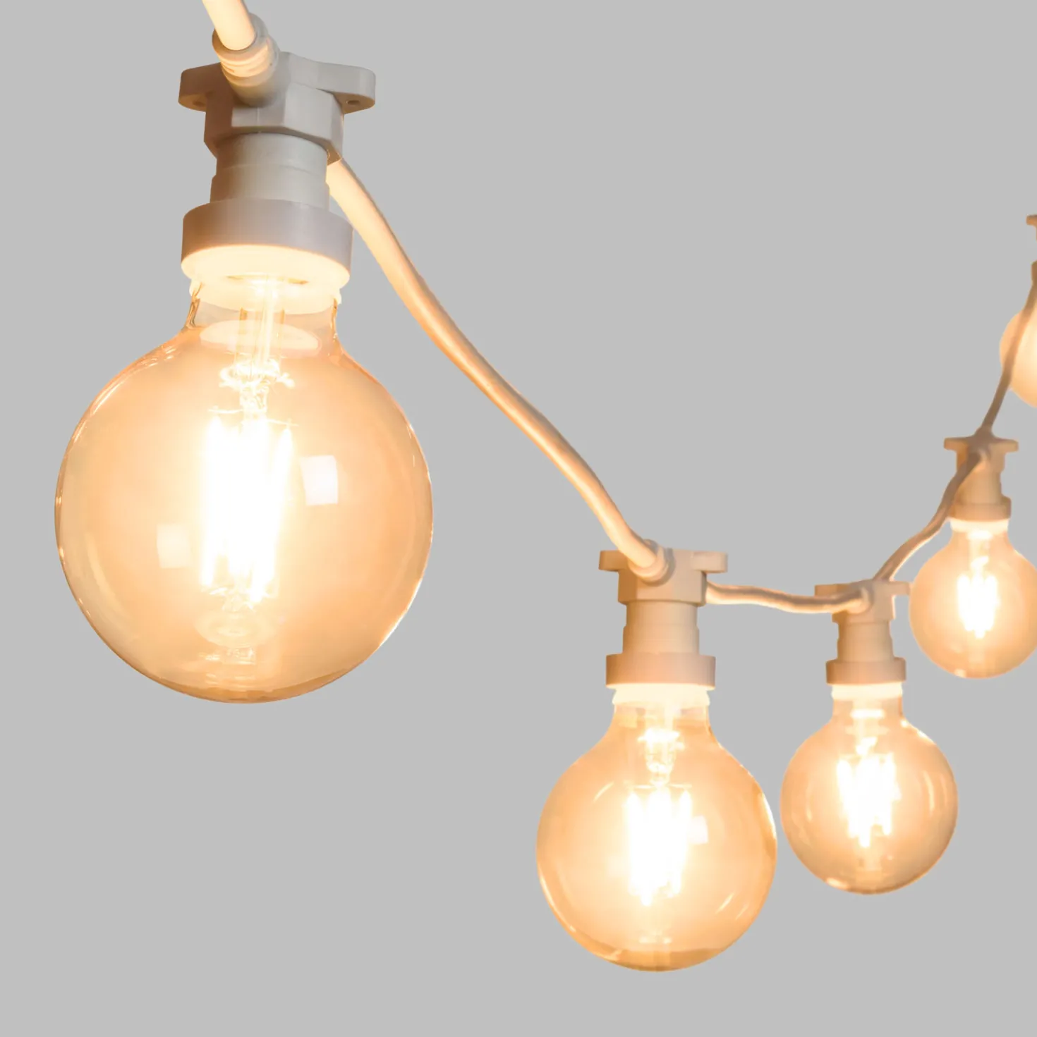 Catena 5 m, 5 lampadine led a globo Ø 95 mm di 4 Watt, cavo bianco, prolungabile