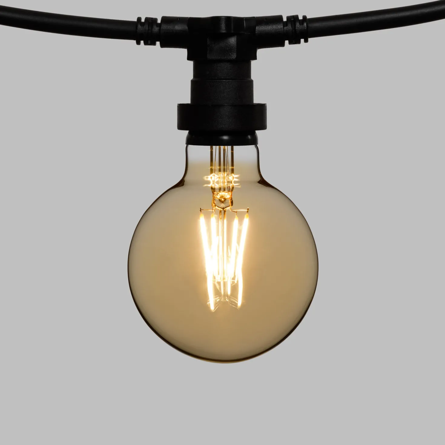 Catena 5 m, 16 lampadine led globo Ø 95 mm di 8 Watt, dimmerabili, cavo nero, prolungabile