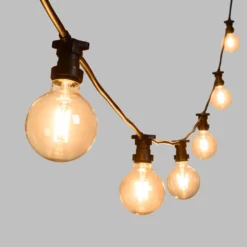 Catena 5 m, 8 lampadine led globo Ø 95 mm di 4 watt, dimmerabili, cavo nero, prolungabile