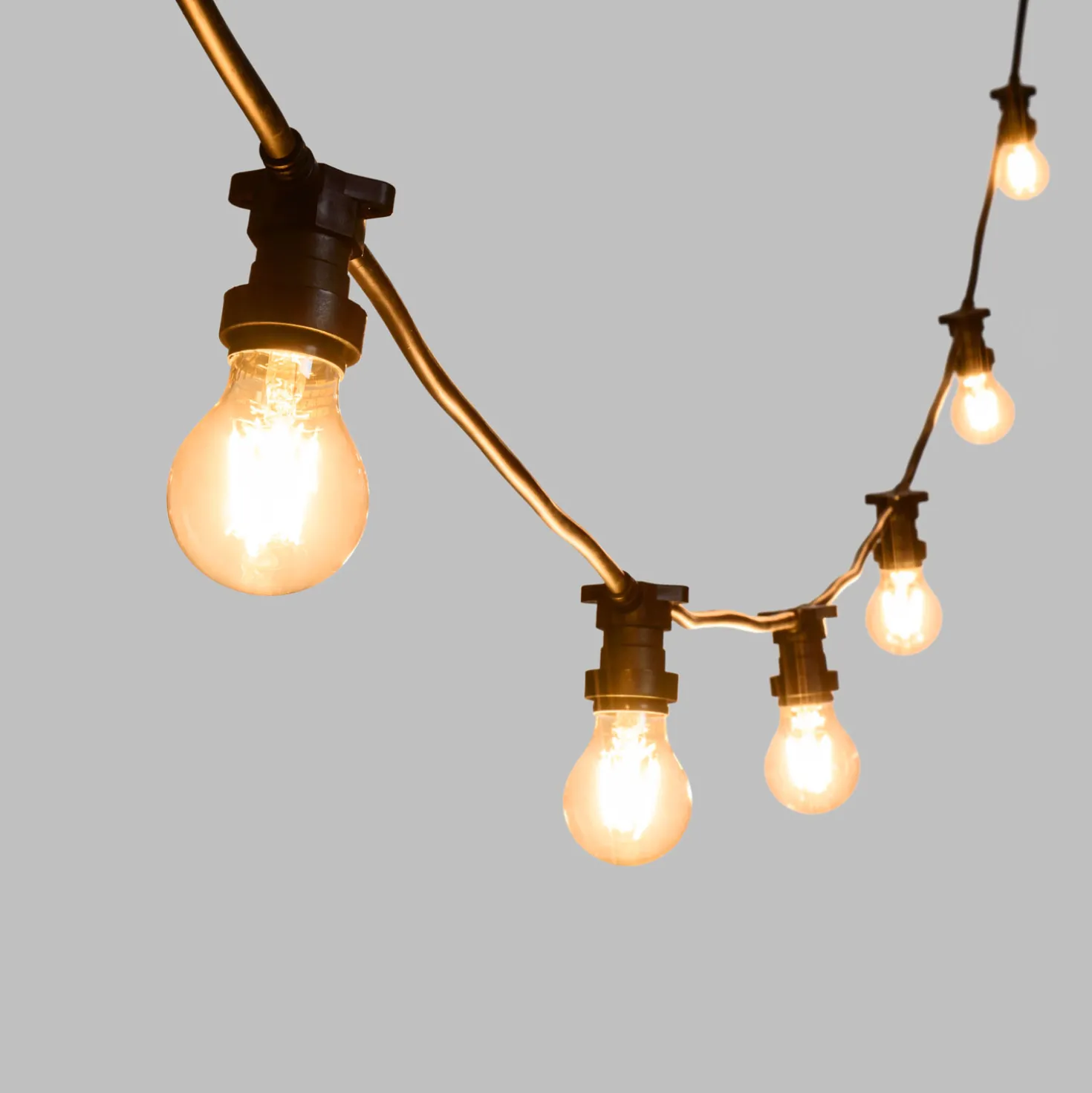 Catena 5 m, 8 lampadine led goccia Ø 67 mm di 8 Watt dimmerabili, cavo nero, prolungabile