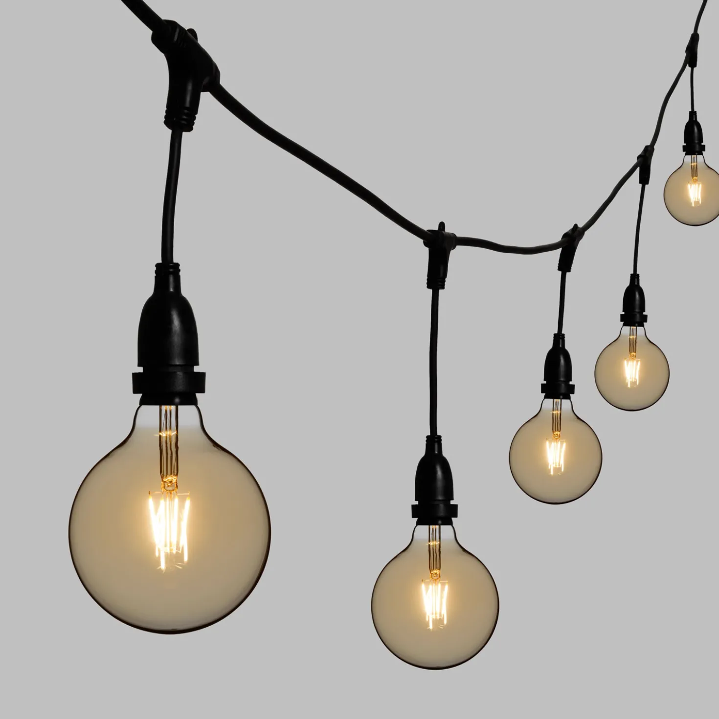 Catena 5 m, 8 lampadine led pendenti globo Ø 125 mm di 4 Watt, h 30 cm, prolungabile