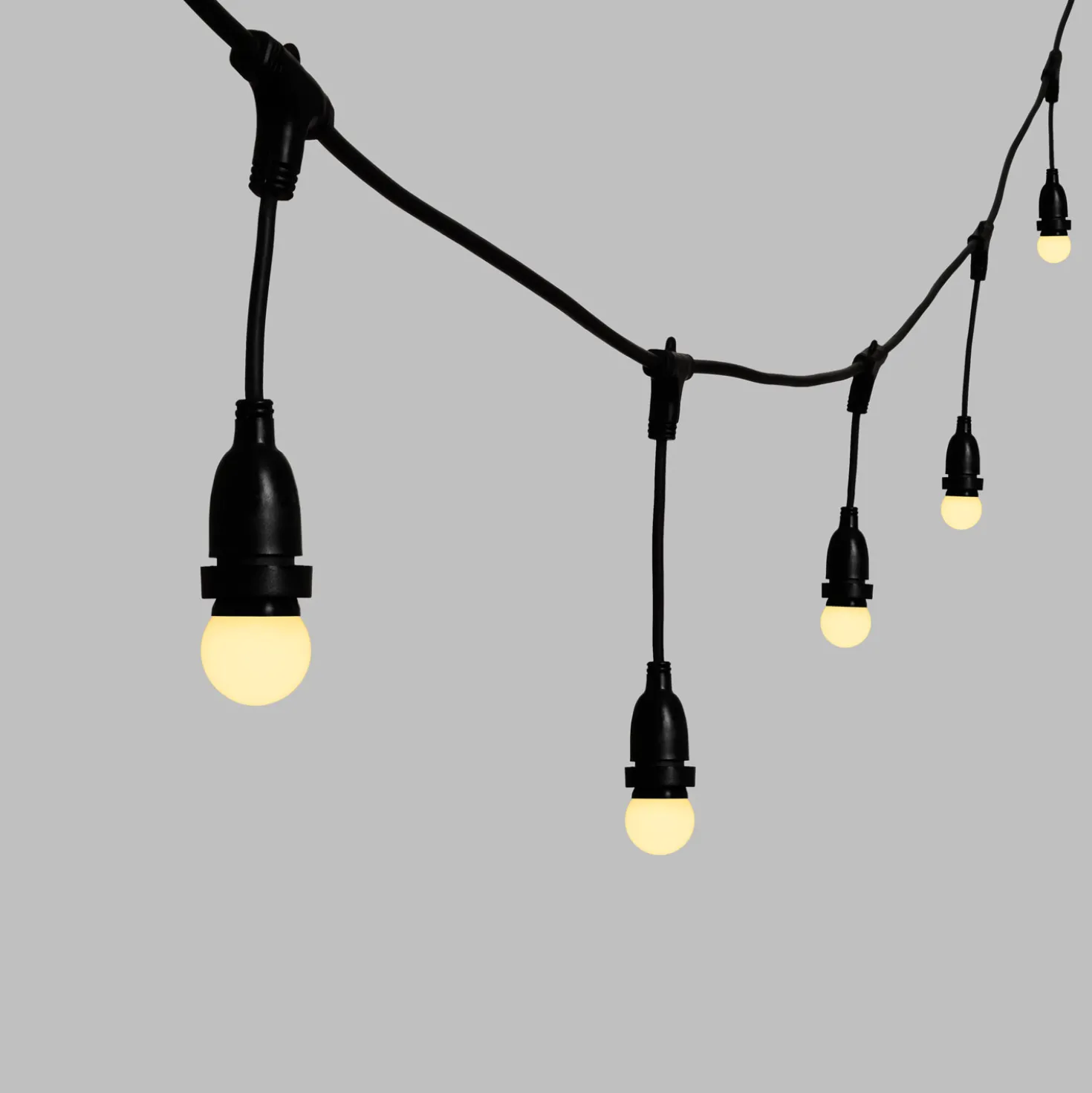 Catena 5 m, 8 lampadine led pendenti globo Ø 45 mm di 1,2 Watt, h 30 cm, prolungabile