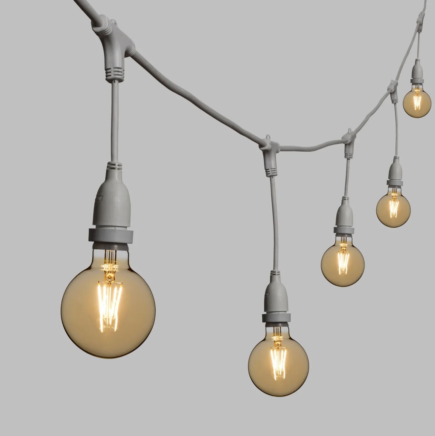 Catena 5 m, 8 lampadine led pendenti globo Ø 95 mm da 4 watt dimmerabili, h 30 cm, prolungabile