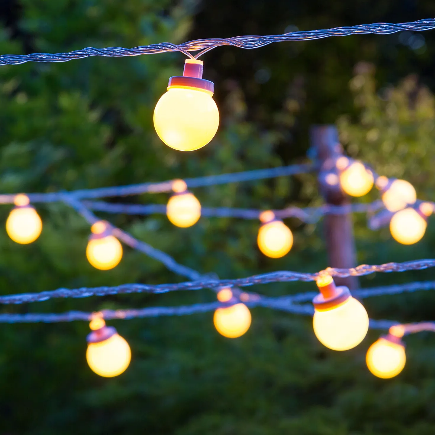 Catena 5 m, 10 sfere bianche Ø 50 mm, led bianco caldo, cavo trasparente, prolungabile