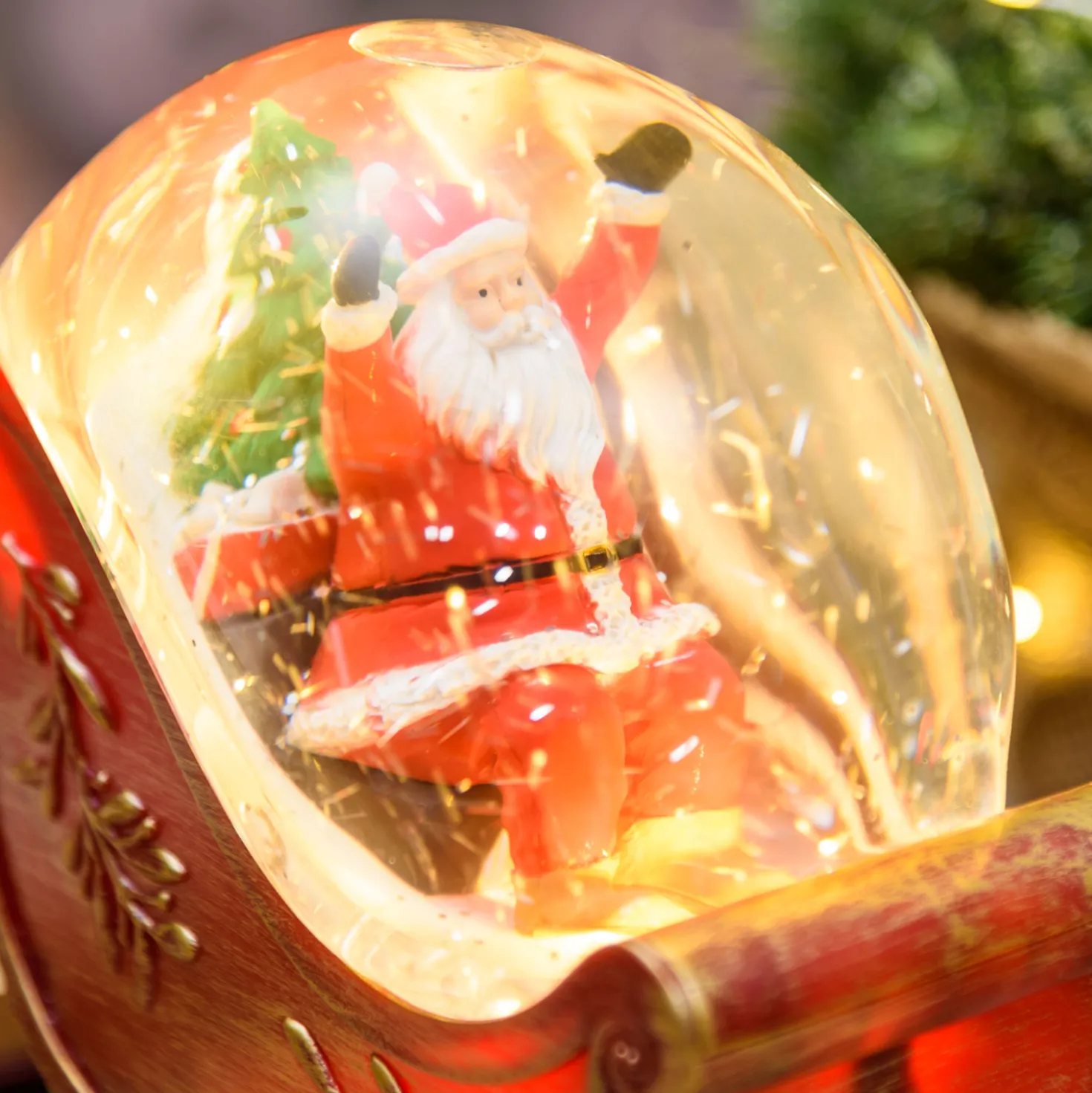 Slitta decorata con Babbo Natale a batteria con glitter nell'acqua
