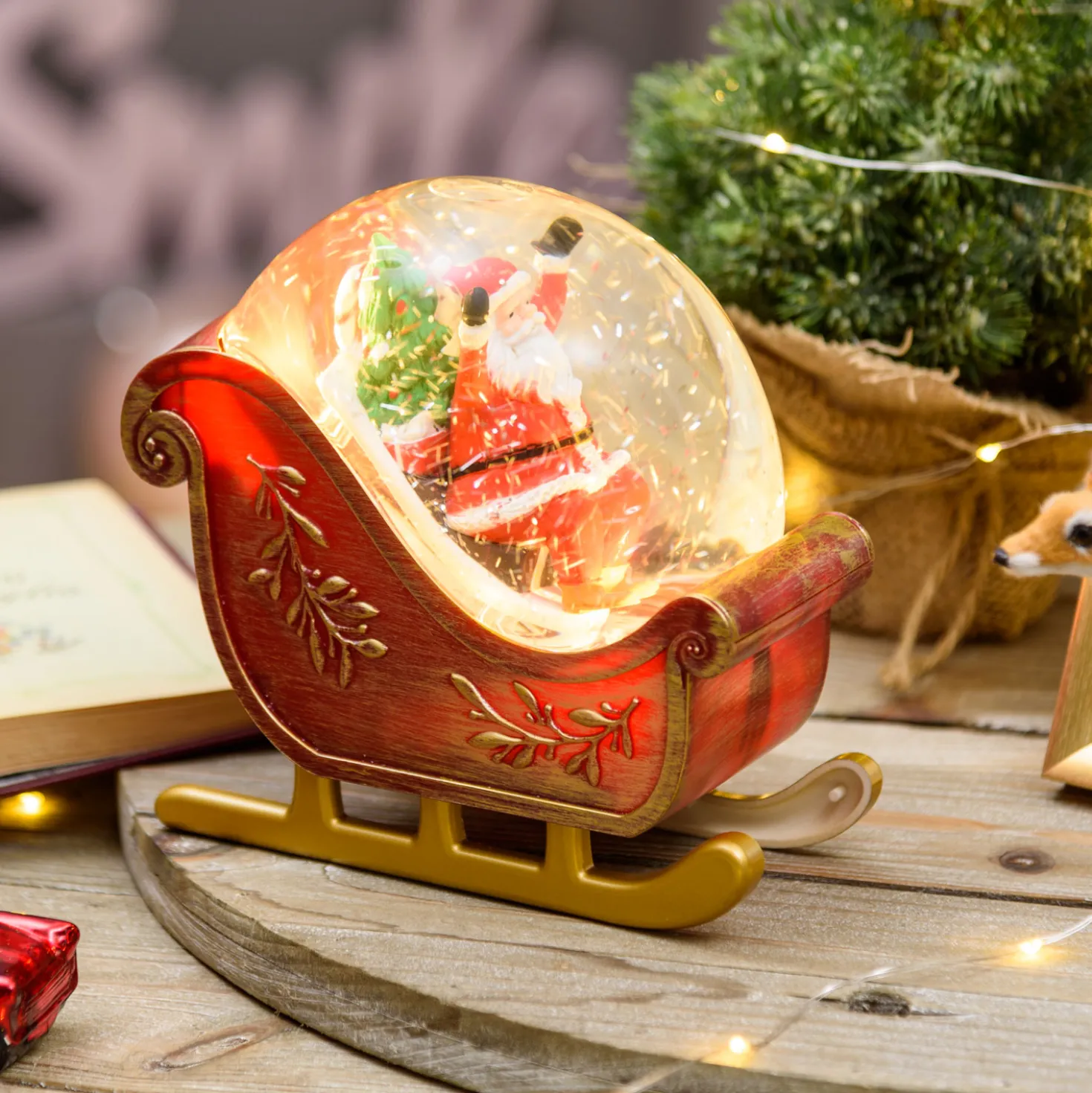 Slitta decorata con Babbo Natale a batteria con glitter nell'acqua