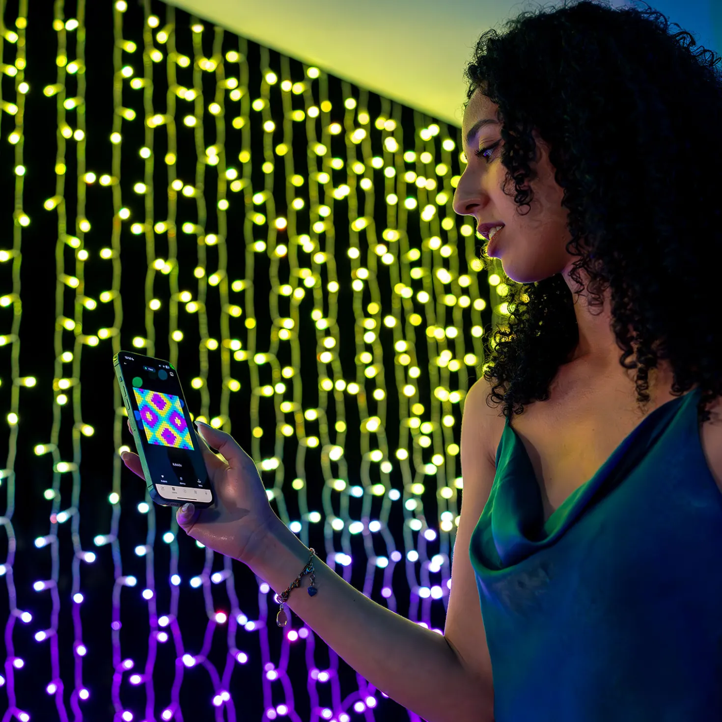Tenda Twinkly Plus RGB e Bianco caldo, 0,5 x h 4 metri, 250 Pixel Led, cavo nero