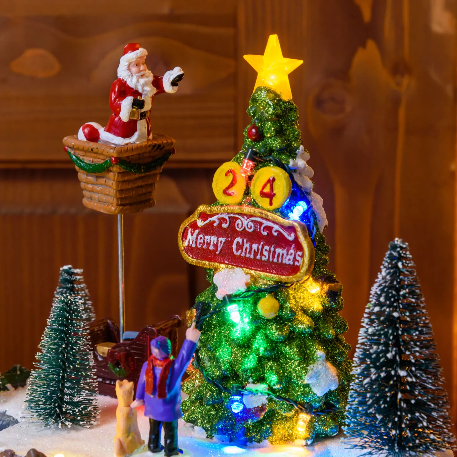 Villaggio di Natale, Albero e Babbo che lo decora in movimento, h 22 cm