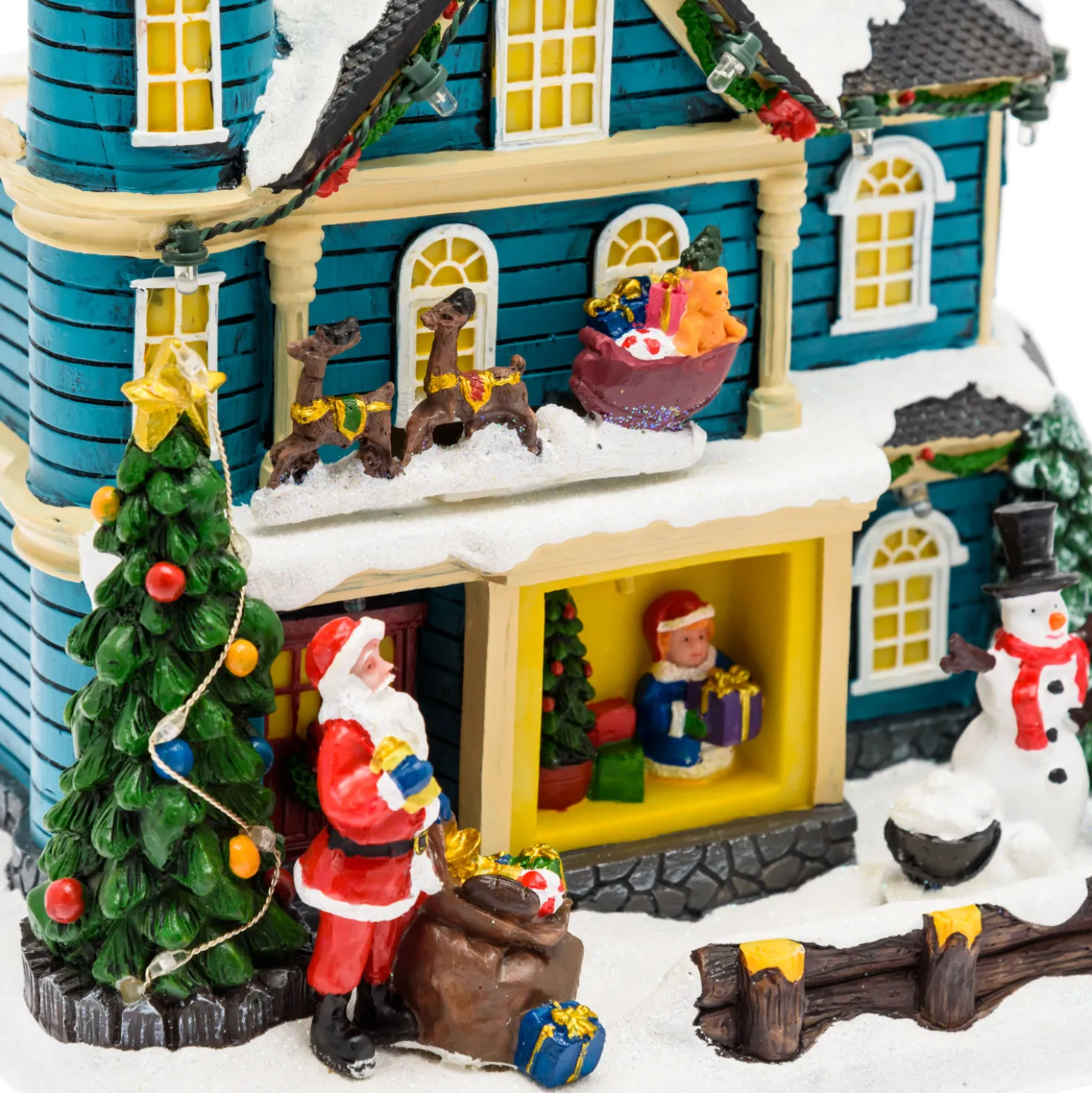 Villaggio di Natale, Casa con scena natalizia, Slitta in movimento e Albero di Natale RGB, h 23 cm, musiche natalizie