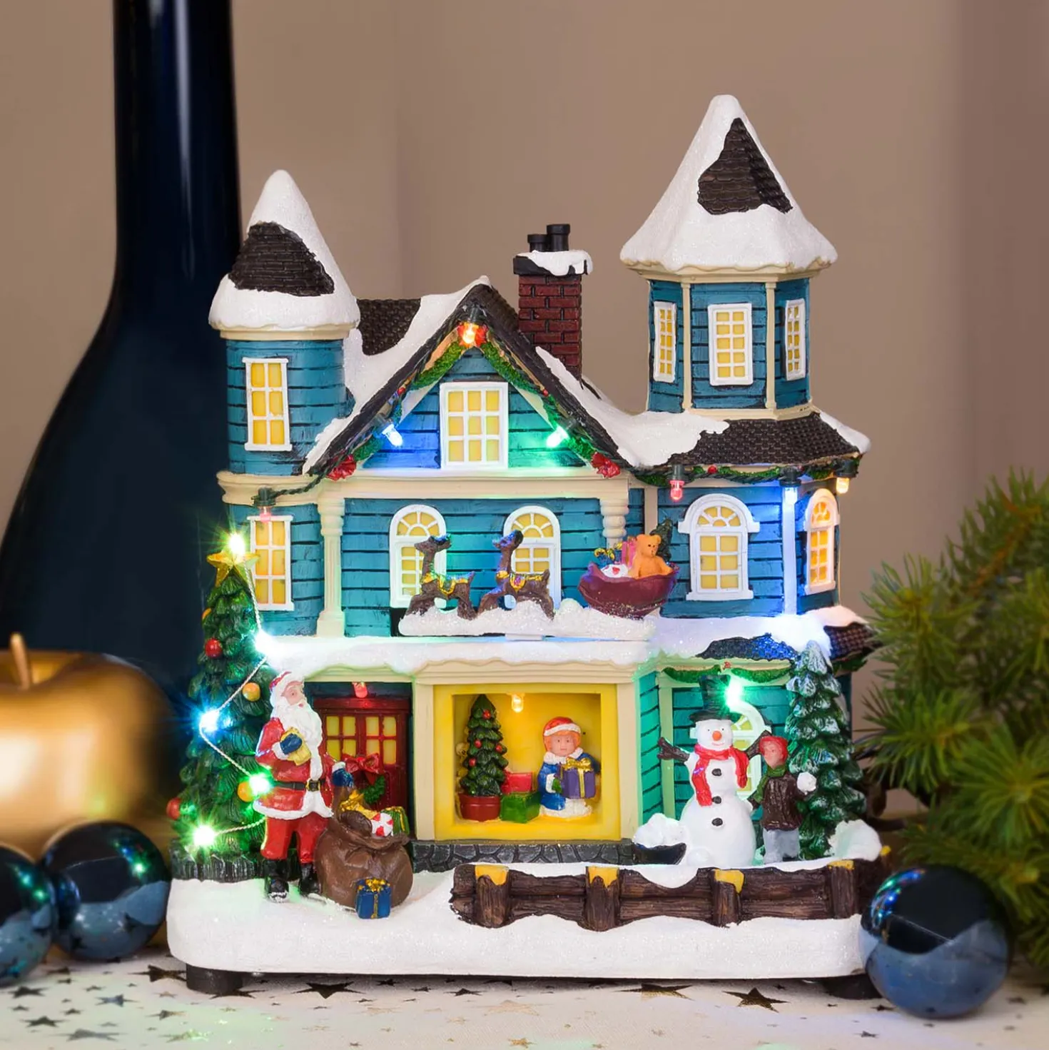 Villaggio di Natale, Casa con scena natalizia, Slitta in movimento e Albero di Natale RGB, h 23 cm, musiche natalizie