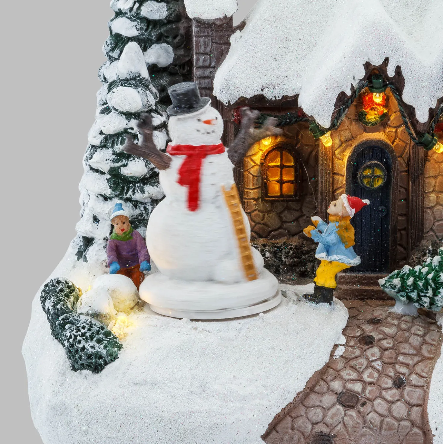 Villaggio di Natale, Casa innevata nel Bosco con Pupazzo di Neve rotante, h 20 cm, musiche natalizie