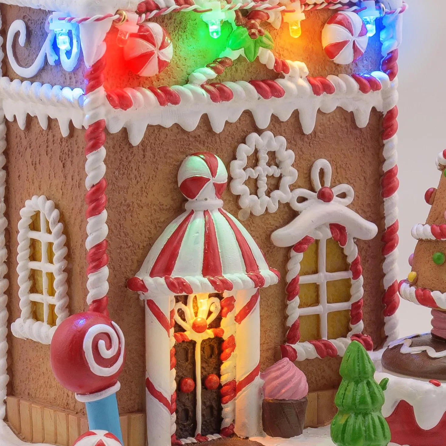 Villaggio di Natale in Poliresina, Casa di Marzapane con Albero rotante, 20 cm, musiche natalizie