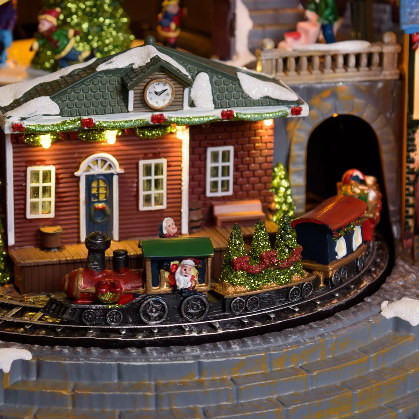 Villaggio di Natale, Stazione con Trenino in movimento e Albero di Natale rotante, h 38 cm, musiche natalizie