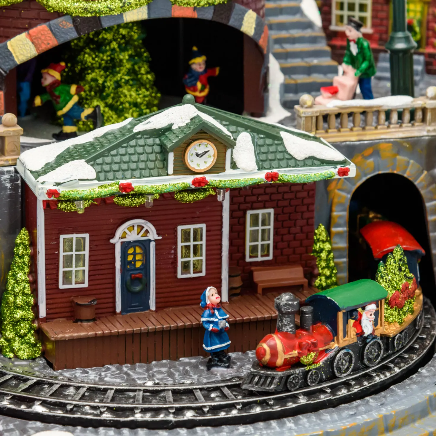 Villaggio di Natale, Stazione con Trenino in movimento e Albero di Natale rotante, h 38 cm, musiche natalizie