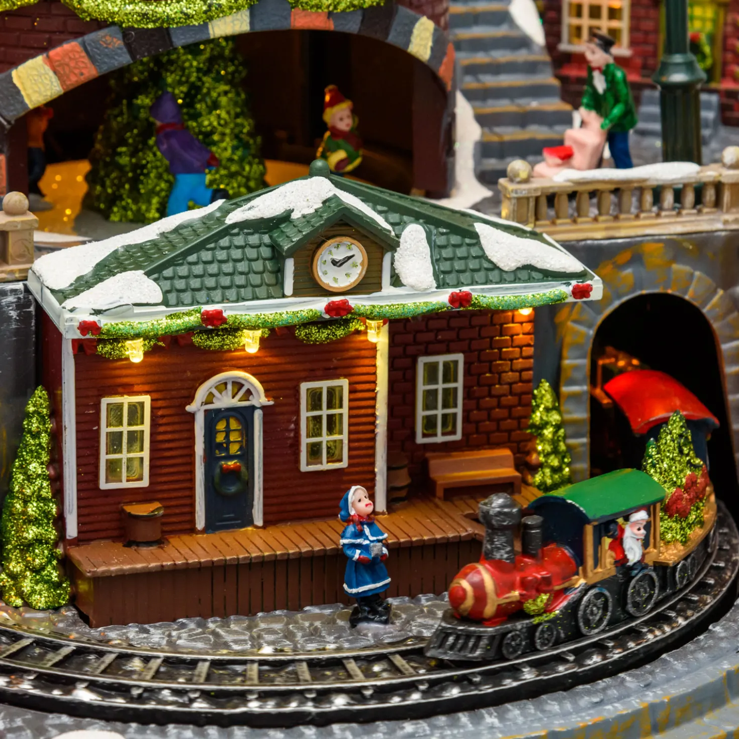 Villaggio di Natale, Stazione con Trenino in movimento e Albero di Natale rotante, h 38 cm, musiche natalizie