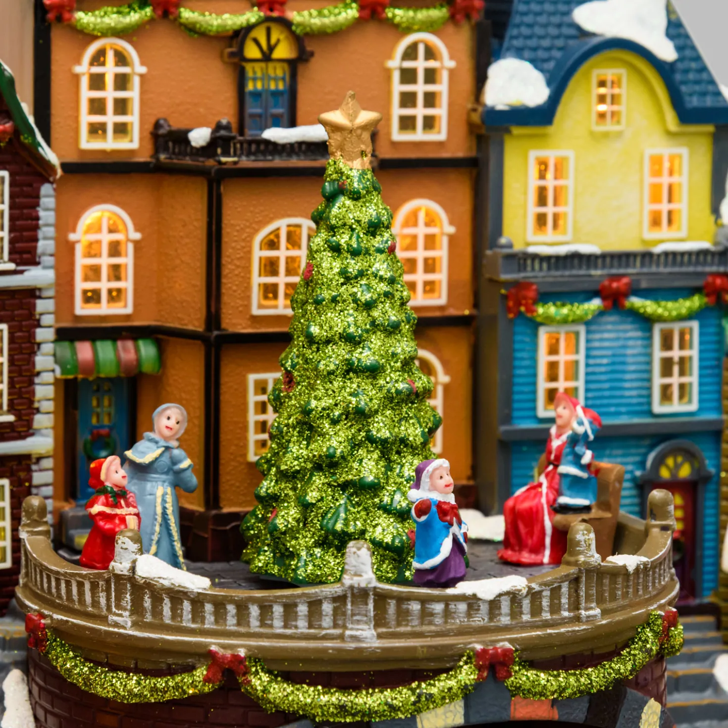 Villaggio di Natale, Stazione con Trenino in movimento e Albero di Natale rotante, h 38 cm, musiche natalizie