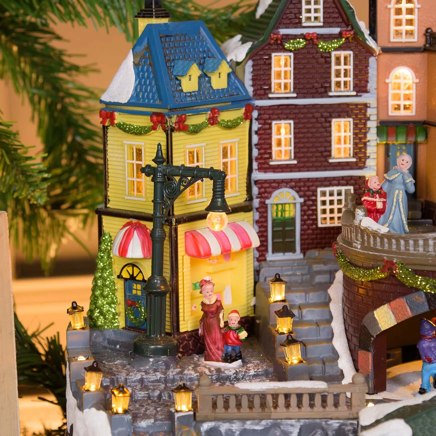 Villaggio di Natale, Stazione con Trenino in movimento e Albero di Natale rotante, h 38 cm, musiche natalizie