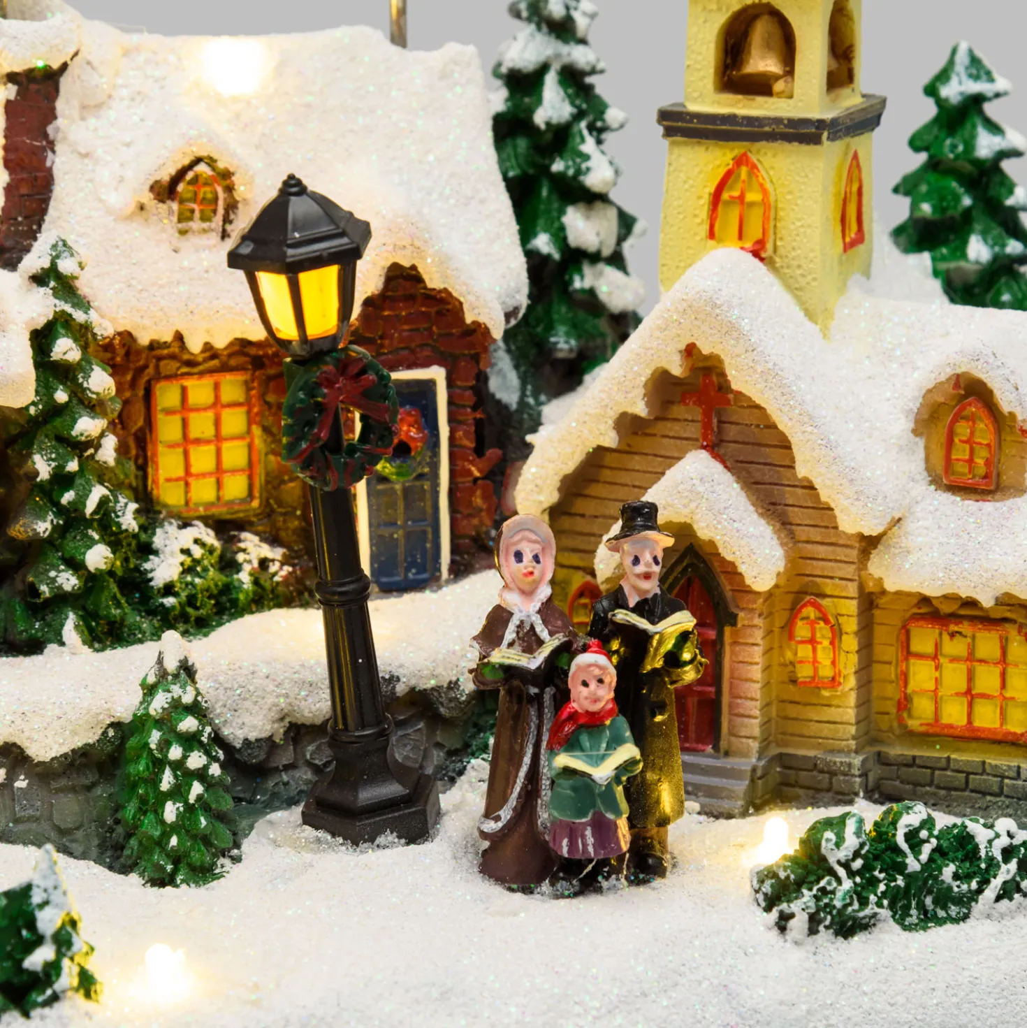 Villaggio Innevato con Chiesa e Babbo Natale su Slitta Volante con Renne in movimento, h 23 cm, musiche natalizie