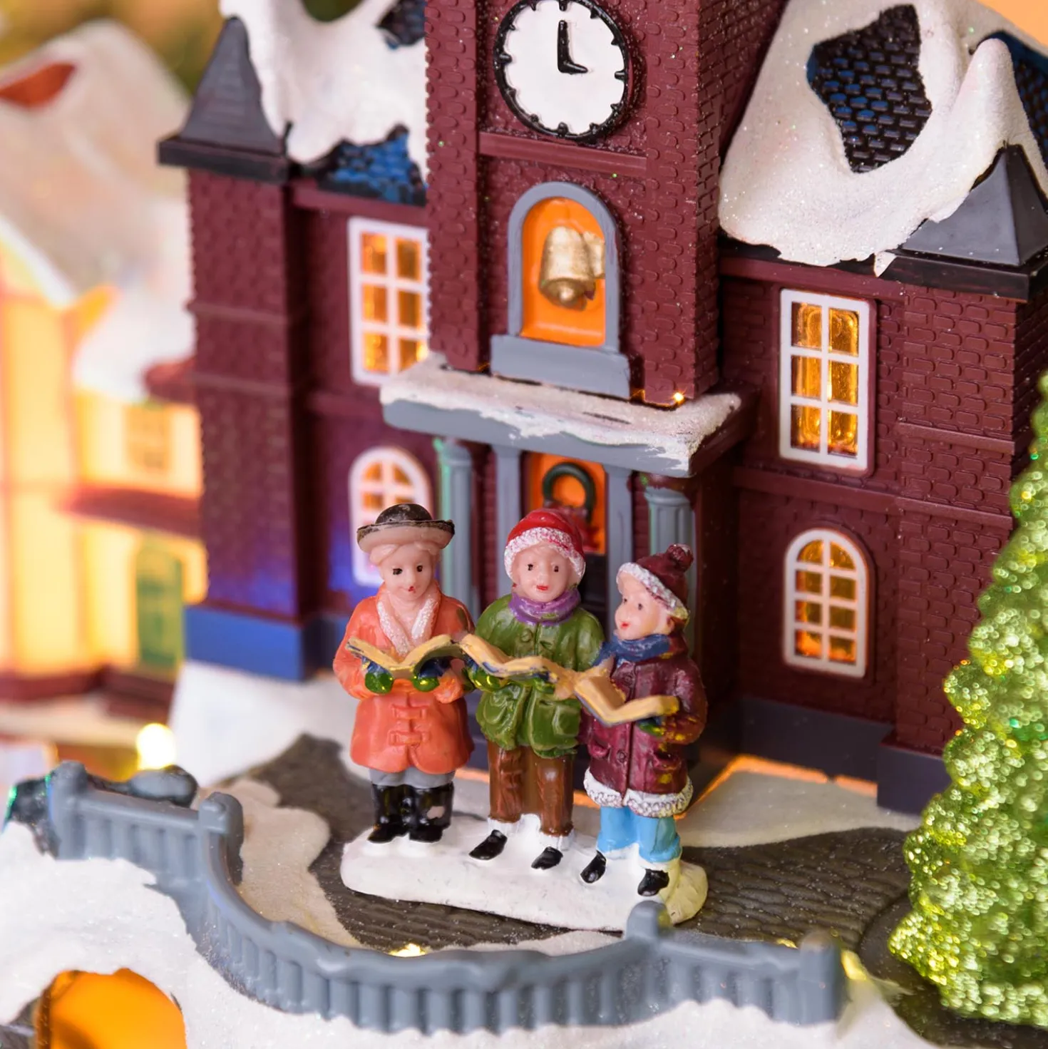 Villaggio Innevato con Chiesa e Trenino, Albero e Giostra per Bambini rotanti, h 27 cm, musiche natalizie