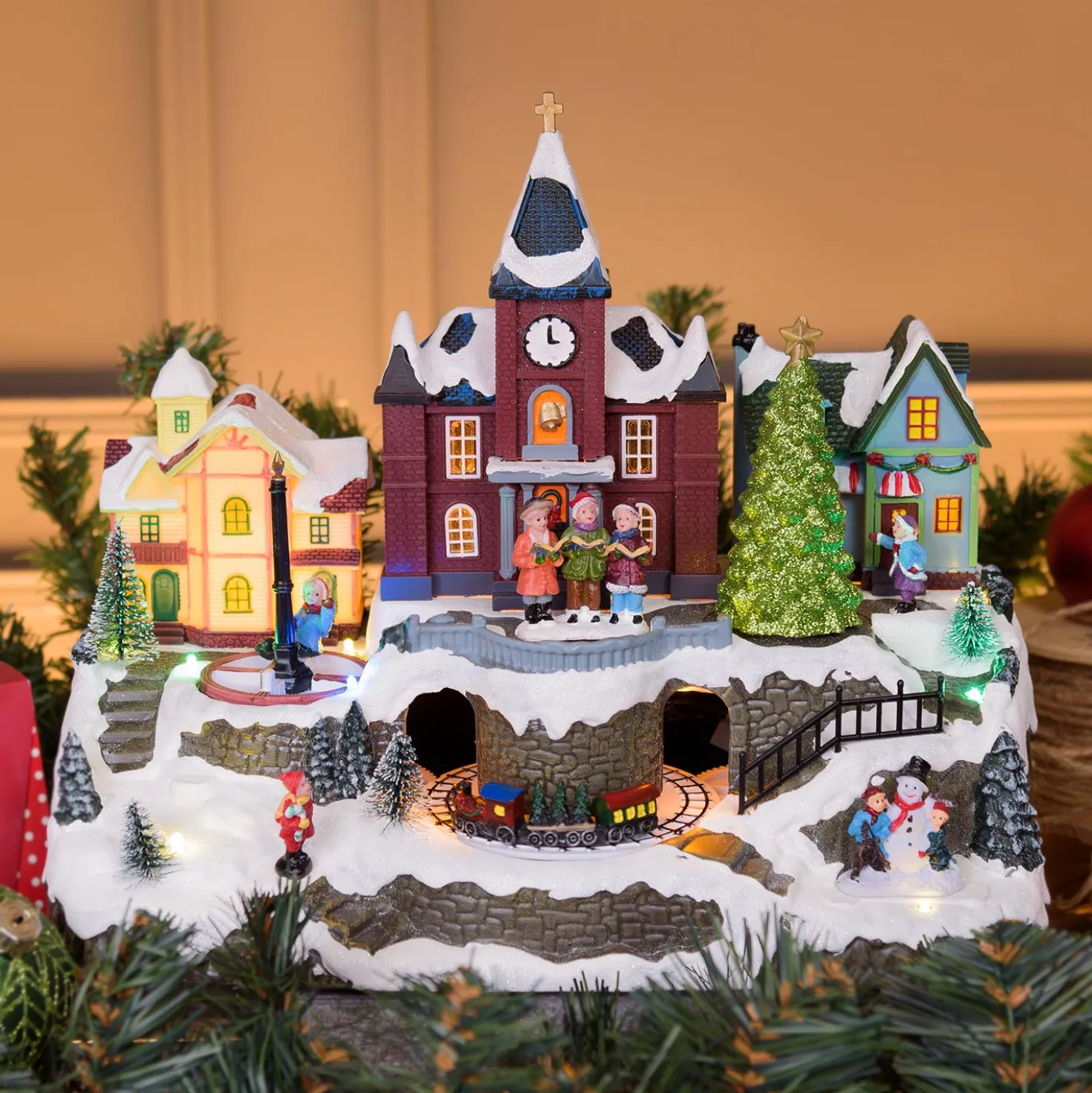 Villaggio Innevato con Chiesa e Trenino, Albero e Giostra per Bambini rotanti, h 27 cm, musiche natalizie