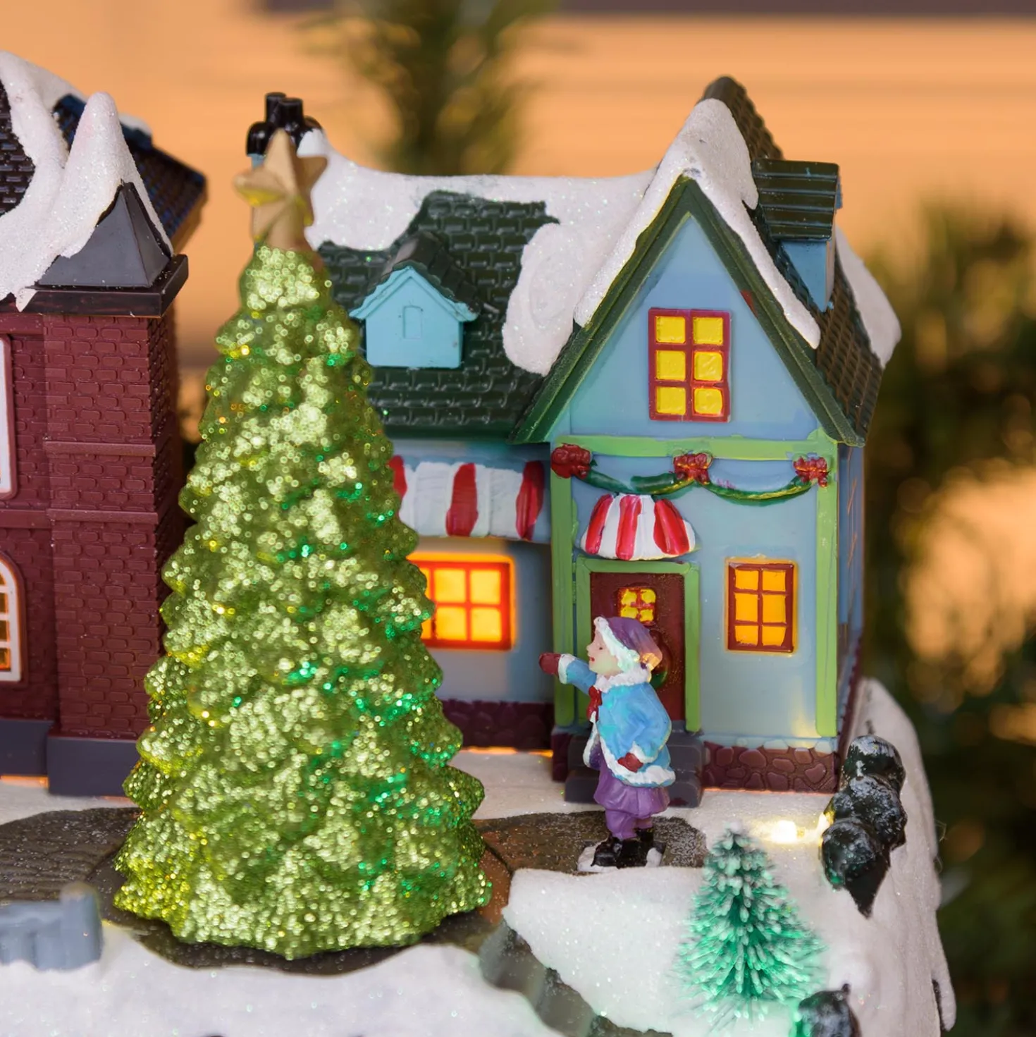 Villaggio Innevato con Chiesa e Trenino, Albero e Giostra per Bambini rotanti, h 27 cm, musiche natalizie
