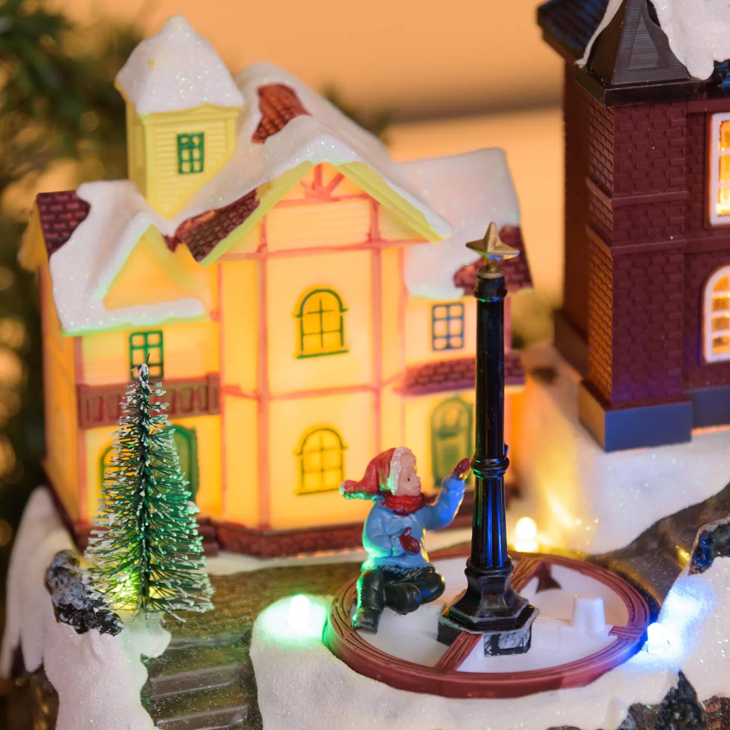 Villaggio Innevato con Chiesa e Trenino, Albero e Giostra per Bambini rotanti, h 27 cm, musiche natalizie