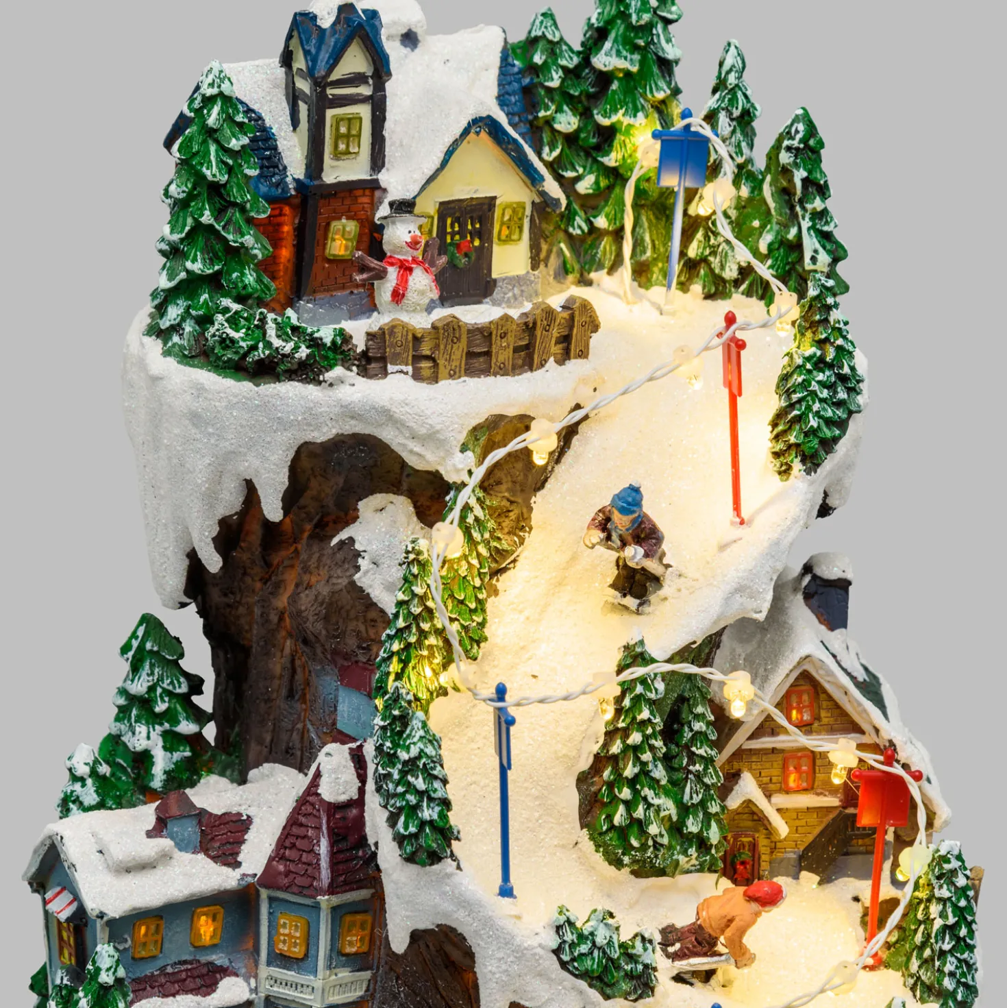 Villaggio Innevato con Sciatori, Trenino in Galleria in movimento in Polyresina, h 38 cm